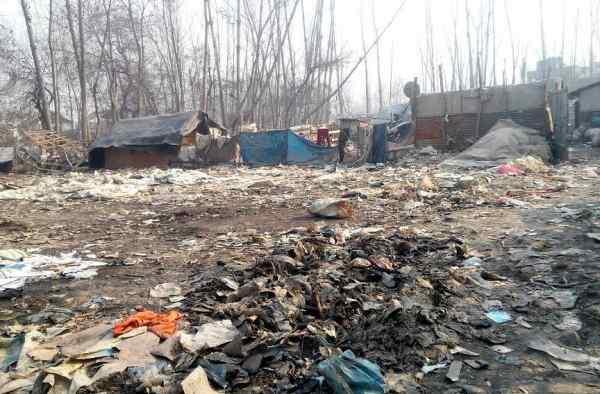 Illegal constructions galore Jhelum bund at Raj Bagh